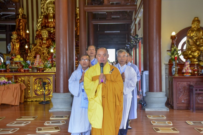 The first day cultivation of meditating - reciting the Buddha's name at Tay Khanh Pagoda