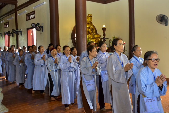 The first day cultivation of meditating - reciting the Buddha's name at Tay Khanh Pagoda