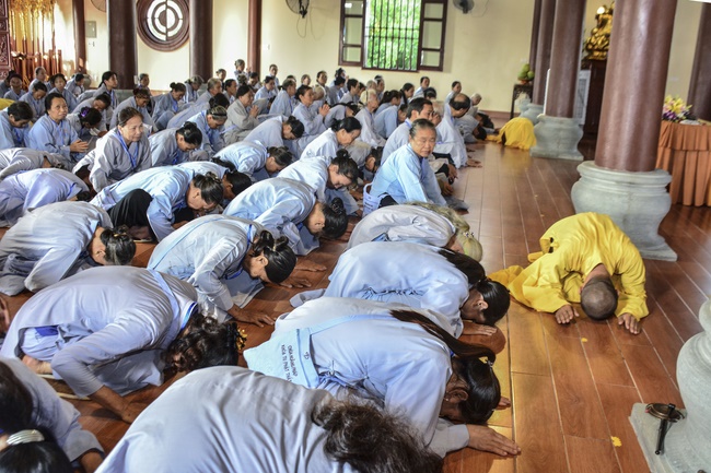 The first day cultivation of meditating - reciting the Buddha's name at Tay Khanh Pagoda