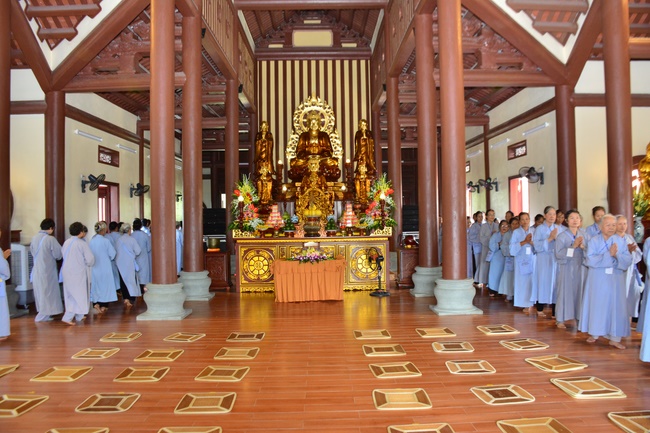 The first day cultivation of meditating - reciting the Buddha's name at Tay Khanh Pagoda