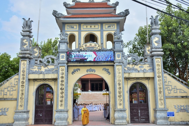 The first day cultivation of meditating - reciting the Buddha's name at Tay Khanh Pagoda