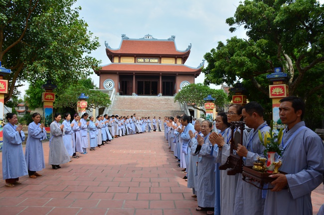 The first day cultivation of meditating - reciting the Buddha's name at Tay Khanh Pagoda