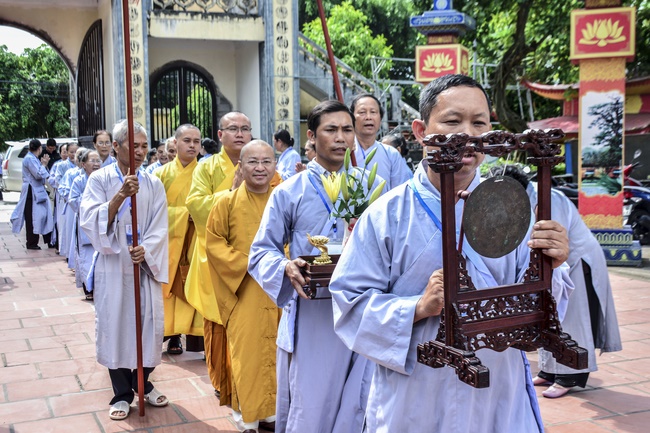 The first day cultivation of meditating - reciting the Buddha's name at Tay Khanh Pagoda