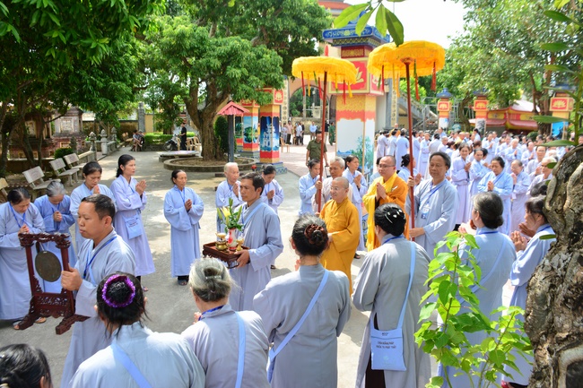 The first day cultivation of meditating - reciting the Buddha's name at Tay Khanh Pagoda