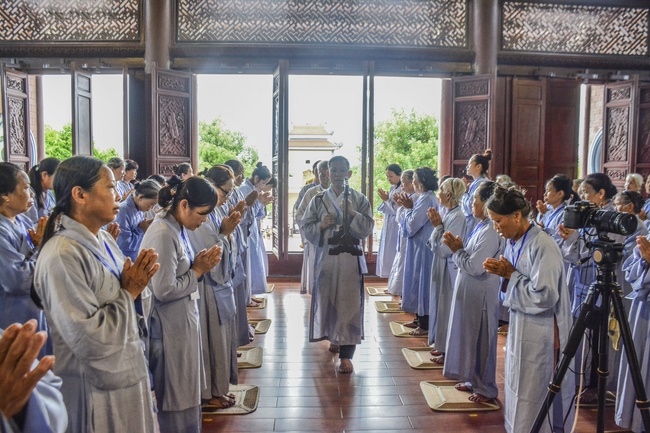 The first day cultivation of meditating - reciting the Buddha's name at Tay Khanh Pagoda