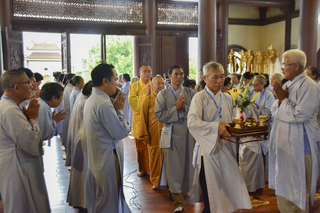 The first day cultivation of meditating - reciting the Buddha's name at Tay Khanh Pagoda