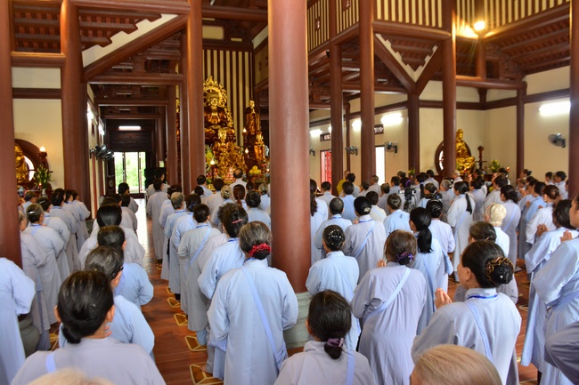 The first day cultivation of meditating - reciting the Buddha's name at Tay Khanh Pagoda