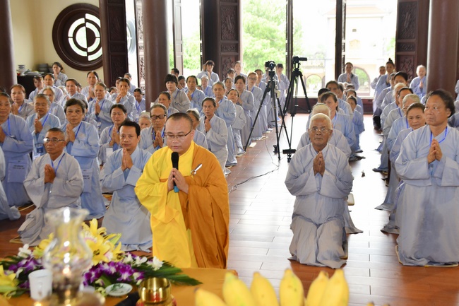 The first day cultivation of meditating - reciting the Buddha's name at Tay Khanh Pagoda