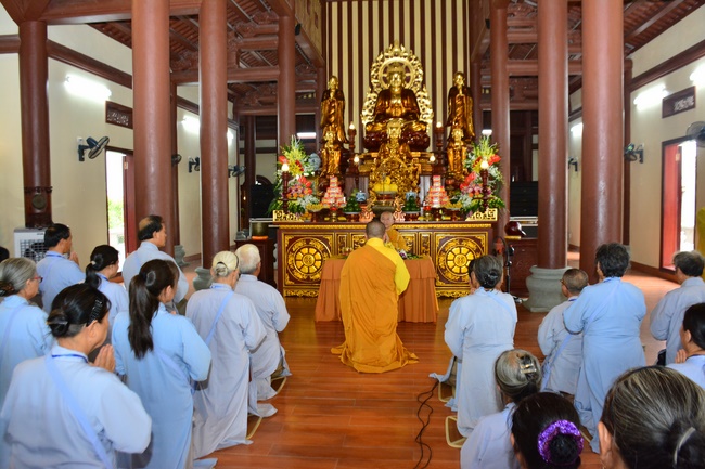 The first day cultivation of meditating - reciting the Buddha's name at Tay Khanh Pagoda