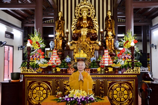 The first day cultivation of meditating - reciting the Buddha's name at Tay Khanh Pagoda