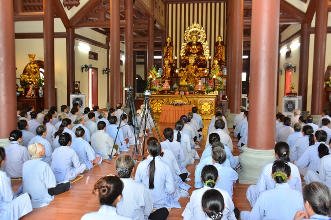 The first day cultivation of meditating - reciting the Buddha's name at Tay Khanh Pagoda