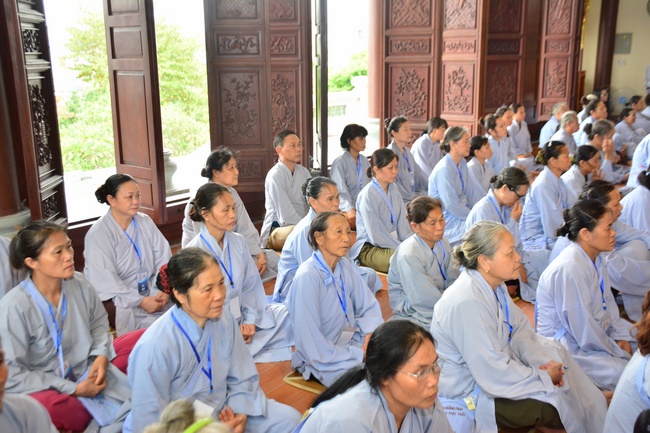 The first day cultivation of meditating - reciting the Buddha's name at Tay Khanh Pagoda