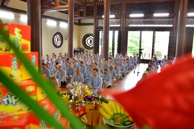 The first day cultivation of meditating - reciting the Buddha's name at Tay Khanh Pagoda