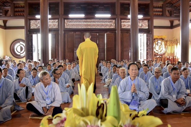 The first day cultivation of meditating - reciting the Buddha's name at Tay Khanh Pagoda
