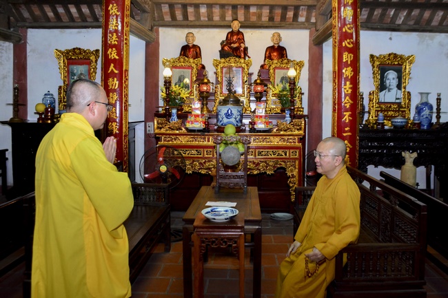 The first day cultivation of meditating - reciting the Buddha's name at Tay Khanh Pagoda