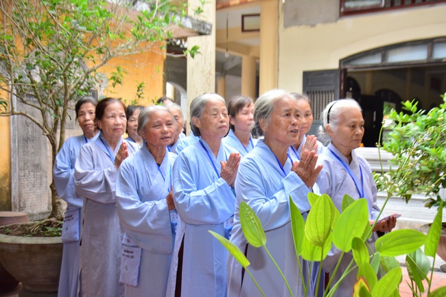 The first day cultivation of meditating - reciting the Buddha's name at Tay Khanh Pagoda