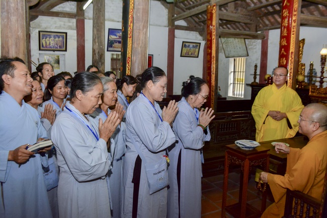 The first day cultivation of meditating - reciting the Buddha's name at Tay Khanh Pagoda