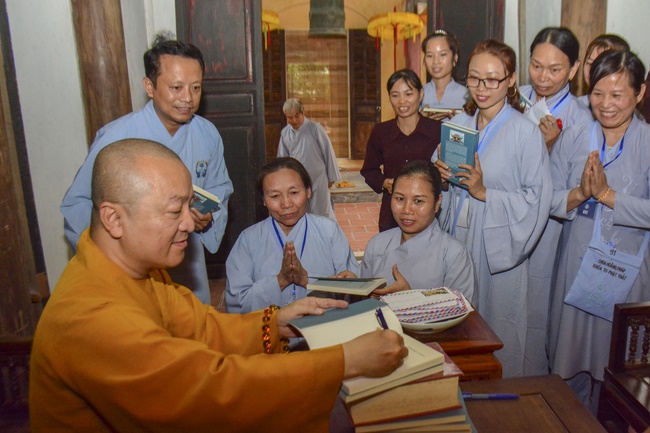 The first day cultivation of meditating - reciting the Buddha's name at Tay Khanh Pagoda