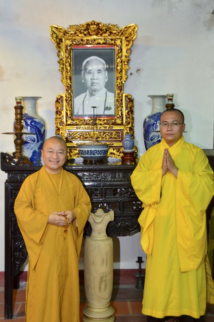 The first day cultivation of meditating - reciting the Buddha's name at Tay Khanh Pagoda