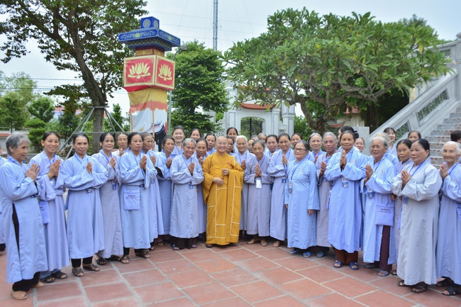 The first day cultivation of meditating - reciting the Buddha's name at Tay Khanh Pagoda