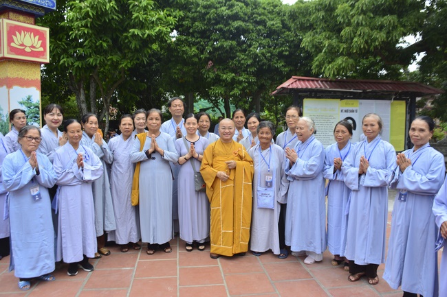 The first day cultivation of meditating - reciting the Buddha's name at Tay Khanh Pagoda