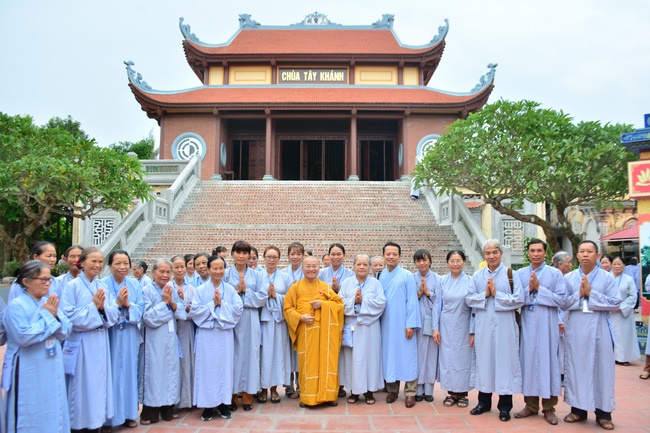 The first day cultivation of meditating - reciting the Buddha's name at Tay Khanh Pagoda