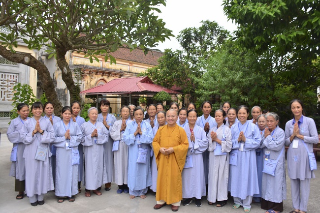 The first day cultivation of meditating - reciting the Buddha's name at Tay Khanh Pagoda