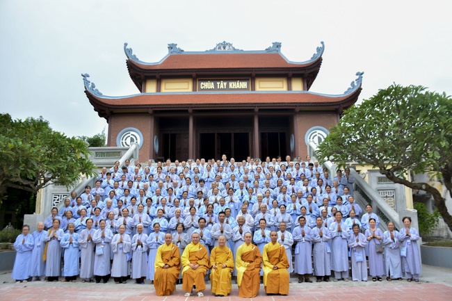 The first day cultivation of meditating - reciting the Buddha's name at Tay Khanh Pagoda