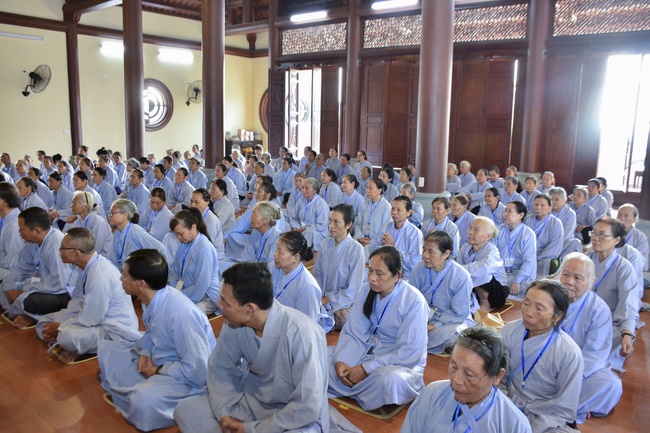 The first day cultivation of meditating - reciting the Buddha's name at Tay Khanh Pagoda