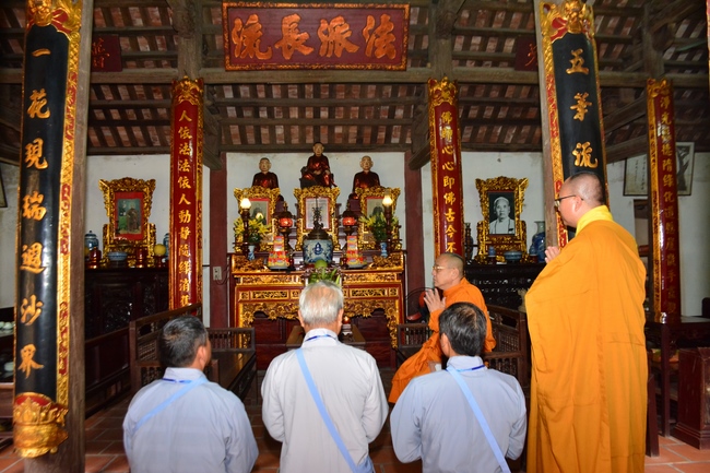 The second cultivation day of three day meditating - reciting the Buddha's name at Tay Khanh Pagoda