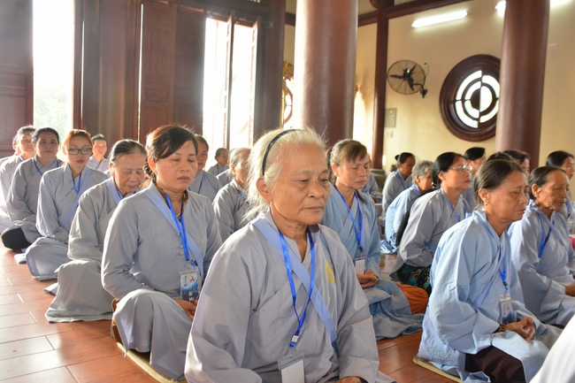 The second cultivation day of three day meditating - reciting the Buddha's name at Tay Khanh Pagoda