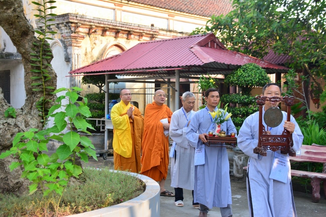 The second cultivation day of three day meditating - reciting the Buddha's name at Tay Khanh Pagoda