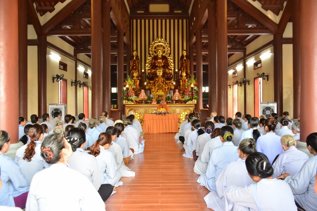 The second cultivation day of three day meditating - reciting the Buddha's name at Tay Khanh Pagoda