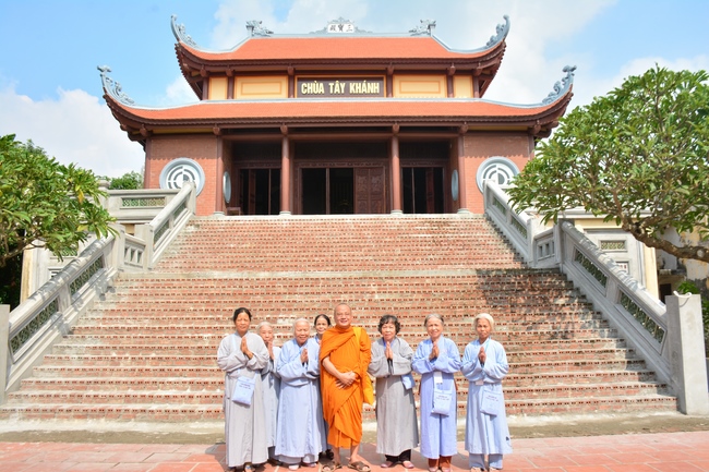 The second cultivation day of three day meditating - reciting the Buddha's name at Tay Khanh Pagoda
