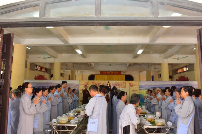 The second cultivation day of three day meditating - reciting the Buddha's name at Tay Khanh Pagoda