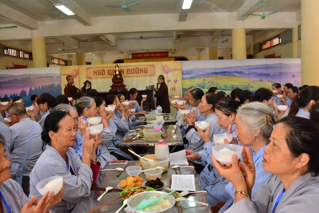 The second cultivation day of three day meditating - reciting the Buddha's name at Tay Khanh Pagoda
