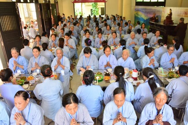 The second cultivation day of three day meditating - reciting the Buddha's name at Tay Khanh Pagoda