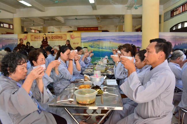 The second cultivation day of three day meditating - reciting the Buddha's name at Tay Khanh Pagoda