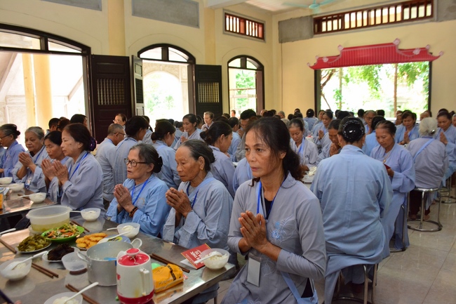 The second cultivation day of three day meditating - reciting the Buddha's name at Tay Khanh Pagoda