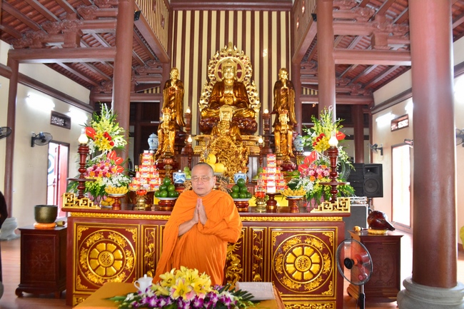 The second cultivation day of three day meditating - reciting the Buddha's name at Tay Khanh Pagoda