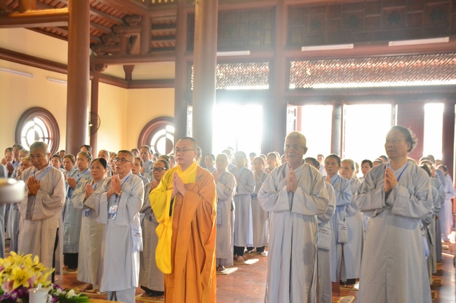 The second cultivation day of three day meditating - reciting the Buddha's name at Tay Khanh Pagoda
