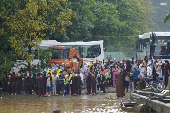 Freeing creatures and Praying for the rebirth in Dong Nai