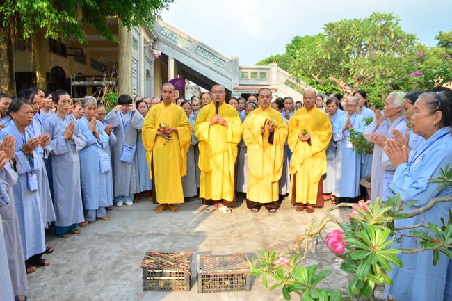 The 3rd day of three day meditating - reciting the Buddha's name at Tay Khanh Pagoda