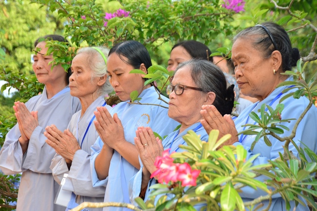 The 3rd day of three day meditating - reciting the Buddha's name at Tay Khanh Pagoda