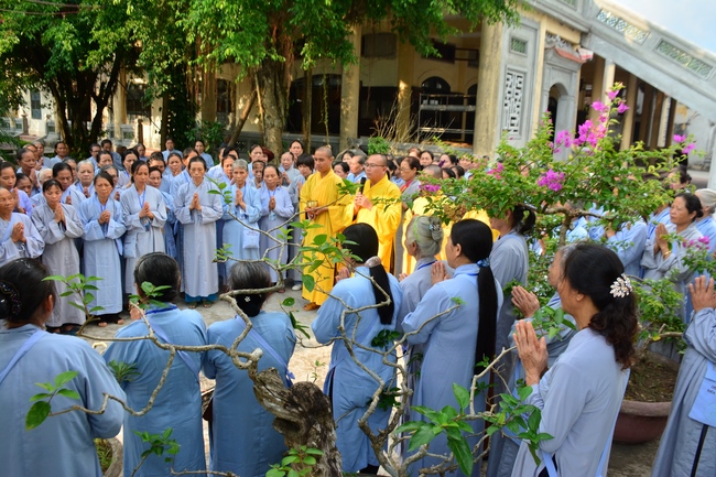 The 3rd day of three day meditating - reciting the Buddha's name at Tay Khanh Pagoda