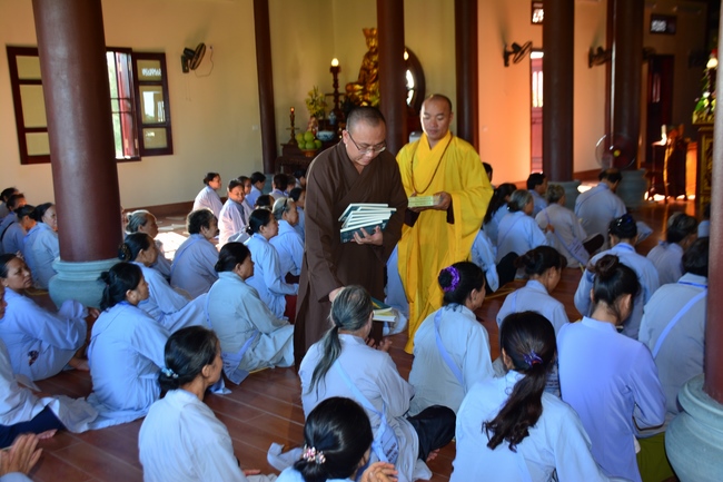 The 3rd day of three day meditating - reciting the Buddha's name at Tay Khanh Pagoda