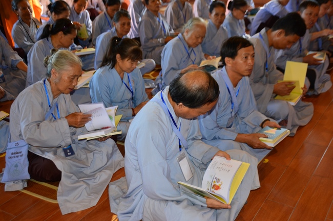The 3rd day of three day meditating - reciting the Buddha's name at Tay Khanh Pagoda