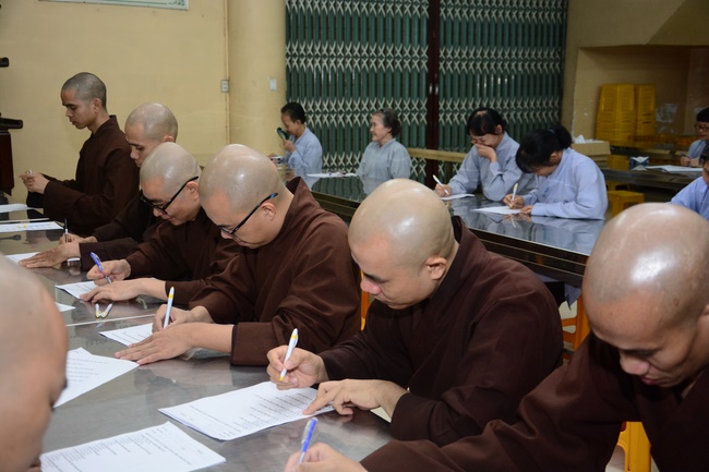 Chư Tăng và Phật tử ôn lại cuộc đời và đạo nghiệp Tổ khai sáng chùa Hoằng Pháp