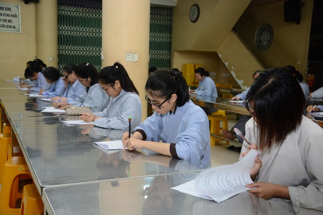 Chư Tăng và Phật tử ôn lại cuộc đời và đạo nghiệp Tổ khai sáng chùa Hoằng Pháp