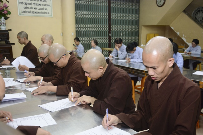 Chư Tăng và Phật tử ôn lại cuộc đời và đạo nghiệp Tổ khai sáng chùa Hoằng Pháp